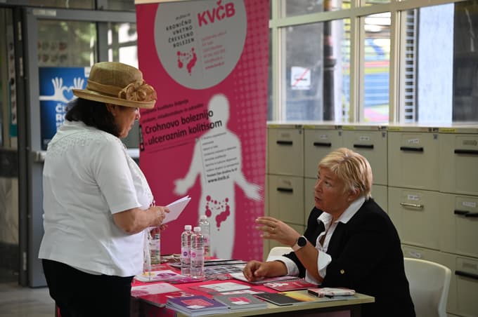 V UKC Maribor so svetovni dan KVČB obeležili z info točkama, postavljenima v avli kirurške stolpnice in interne klinike v sodelovanju z Društvom KVČB, ki ga vodi Mateja Saje 