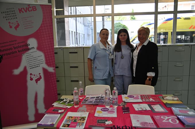 Z leve: Alenka Kramberger, dipl. m. s., Cvetanka Velkovski, dr. med., Oddelek za gastroenterologijo, UKC Maribor, Mateja Saje (predsednica Društva KVČB),