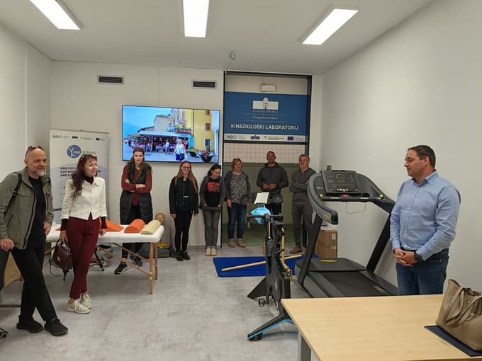 Laboratorij je zbranim predstavil Črtomir Matejek (desno). 