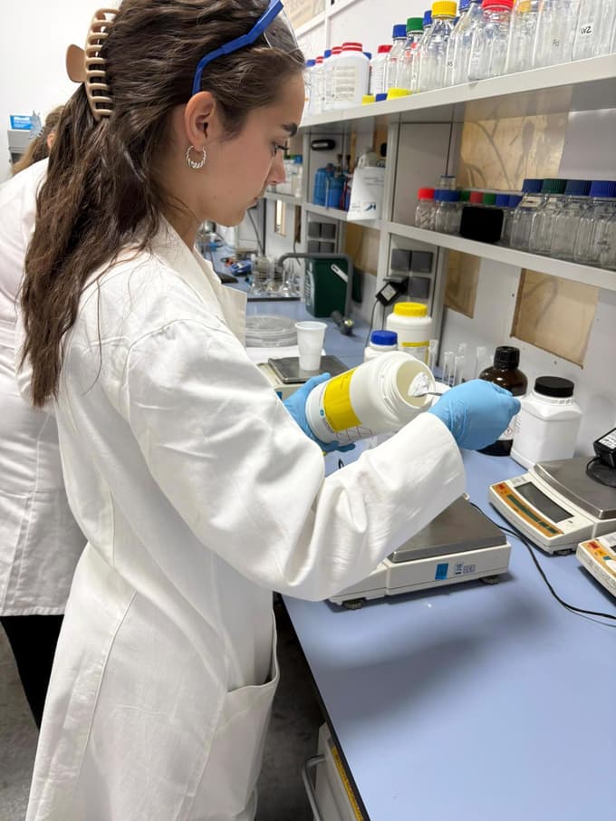 EKipa farmacevtk z Raven na izmenjavi v Sevilli