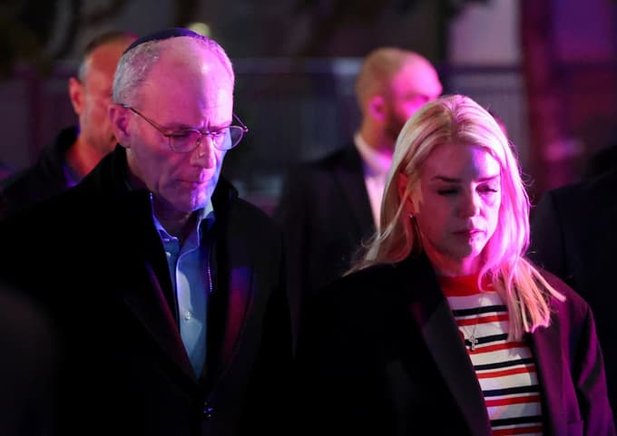 Ameriška pravosodna ministrica Pam Bondi in izraelski veleposlanik v ZDA Yechiel Leiter na mestu streljanja.