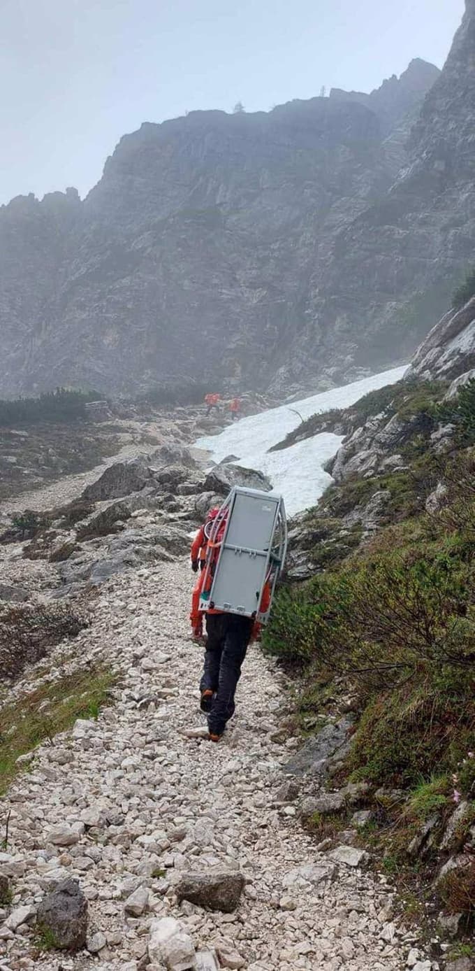 Na Triglavu: Neprimerno obut planinec zdrsnil 50 metrov po snežnem pobočju