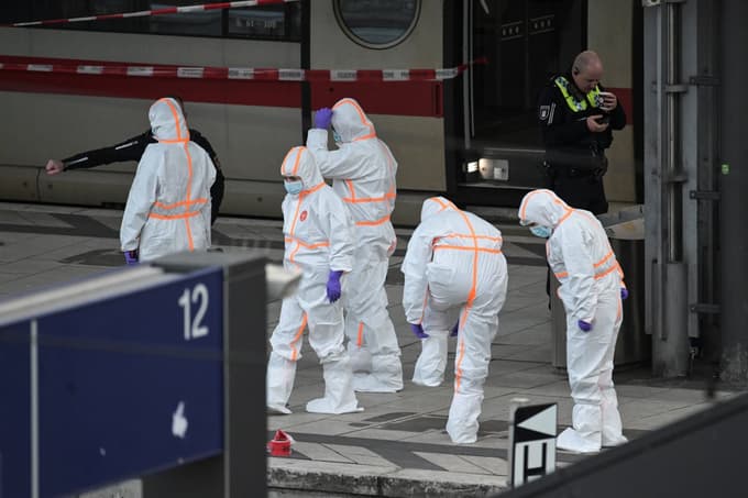 (FOTO) V napadu z nožem v Hamburgu ranjenih dvanajst ljudi. Osumljenka pridržana, motiv neznan