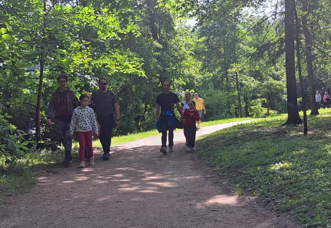 Pohodniki na prireditvi Krog življenja v grajskem parku