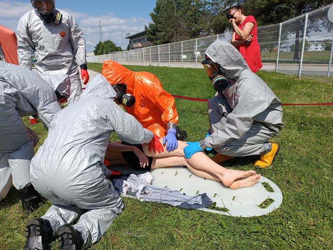 (FOTO) Reševali opečene z žveplovo kislino, iskali potopljence, gasili požar v plinarni