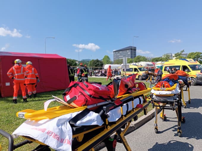 (FOTO) Reševali opečene z žveplovo kislino, iskali potopljence, gasili požar v plinarni