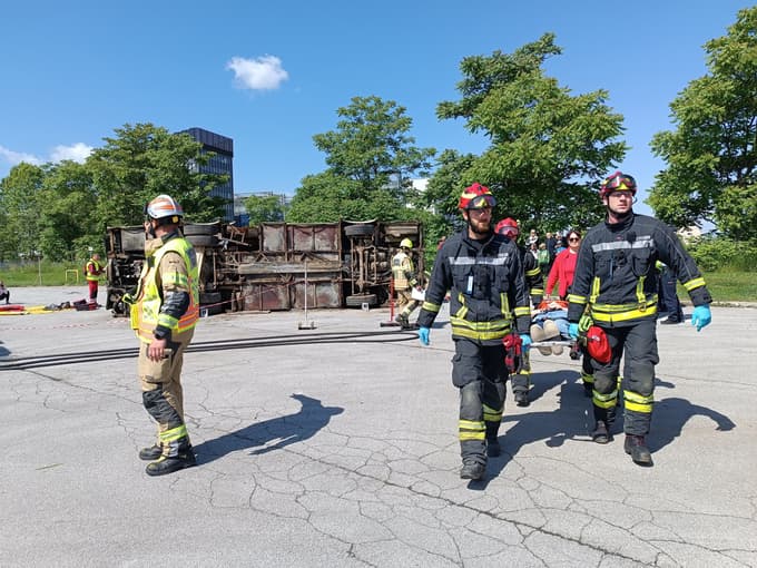 (FOTO) Reševali opečene z žveplovo kislino, iskali potopljence, gasili požar v plinarni