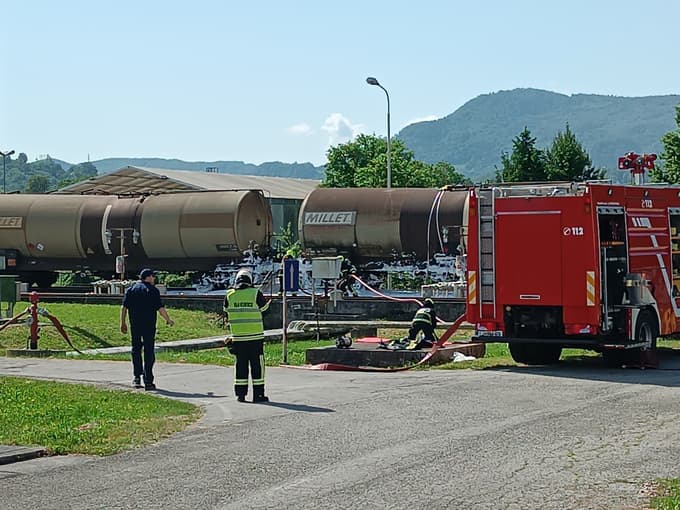 (FOTO) Reševali opečene z žveplovo kislino, iskali potopljence, gasili požar v plinarni