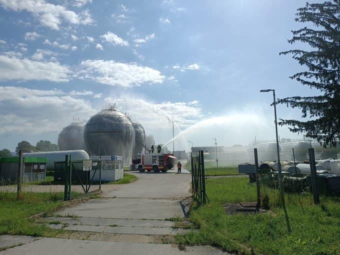 (FOTO) Reševali opečene z žveplovo kislino, iskali potopljence, gasili požar v plinarni