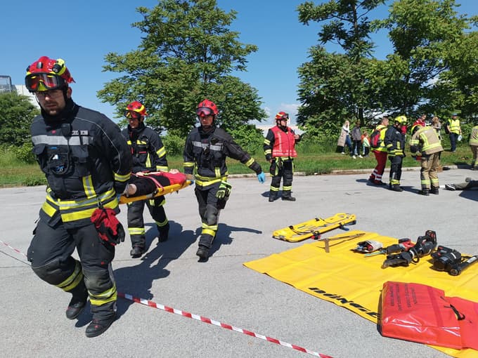 (FOTO) Reševali opečene z žveplovo kislino, iskali potopljence, gasili požar v plinarni