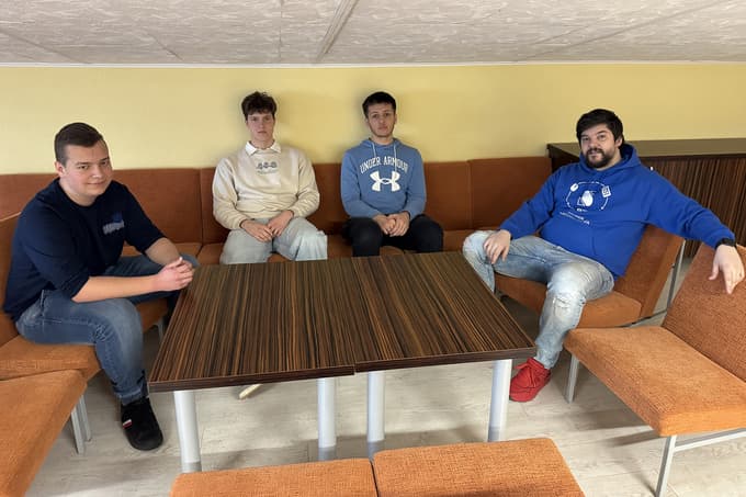 Pri razvijanju aplikacije Code in VR so sodelovali trije dijaki in mentor Dominik Letnar (na desni). 