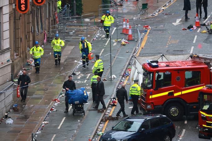 (FOTO in VIDEO) Pretresljivo: Na paradi zmage nogometašev Liverpoola avto zapeljal v množico.