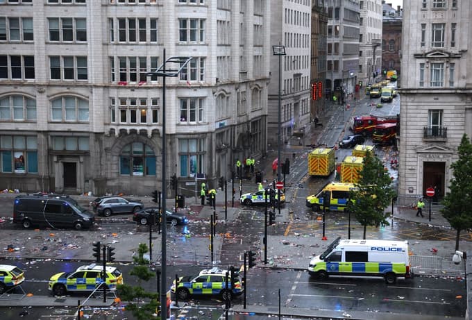 (FOTO in VIDEO) Pretresljivo: Na paradi zmage nogometašev Liverpoola avto zapeljal v množico.