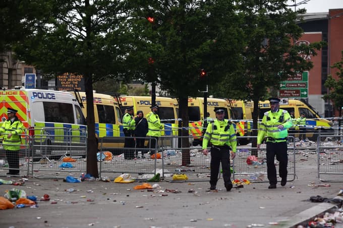 (FOTO in VIDEO) Pretresljivo: Na paradi zmage nogometašev Liverpoola avto zapeljal v množico.