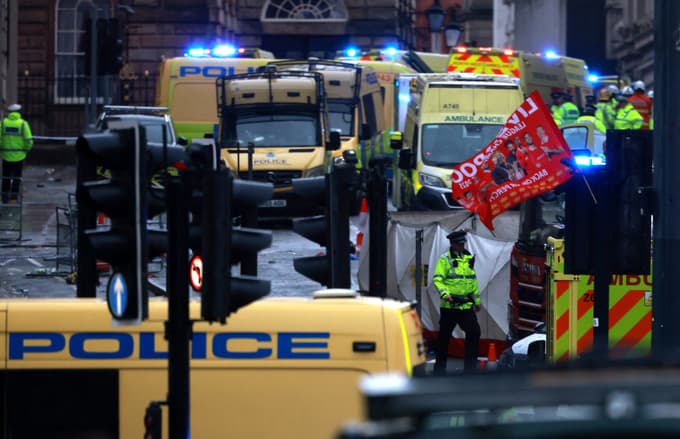 (FOTO in VIDEO) Pretresljivo: Na paradi zmage nogometašev Liverpoola avto zapeljal v množico.