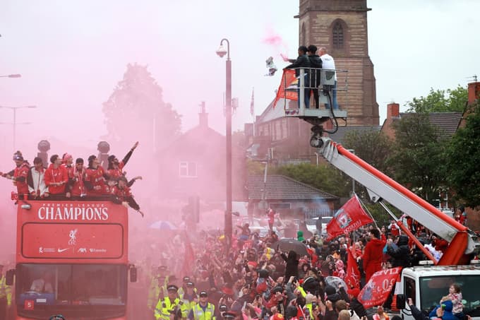 (FOTO in VIDEO) Pretresljivo: Na paradi zmage nogometašev Liverpoola avto zapeljal v množico.