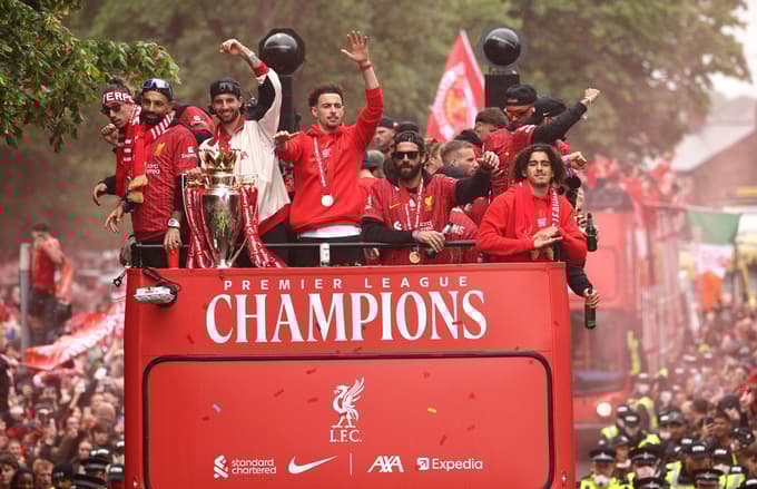 Nekaj minut pred incidentom se je tam peljal mimo avtobus z nogometaši Liverpoola.