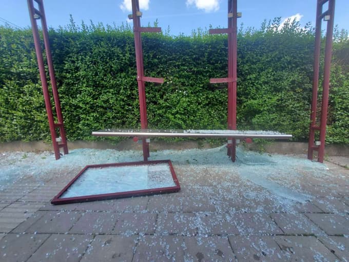 (FOTO) Nesreča na mariborski avtobusni postaji: Razbil steklo, kar je poškodovalo čakajoče