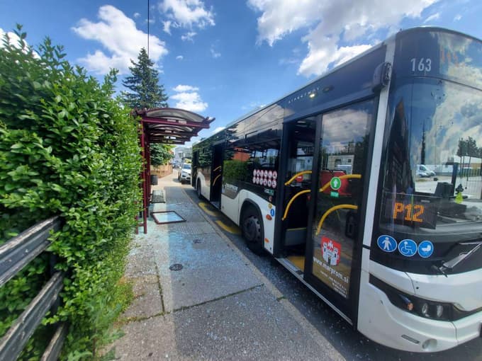 Po nesreči na avtobusni postaji na Pobrežju: Voznik preblizu robnika, nadstrešnice preblizu ceste?