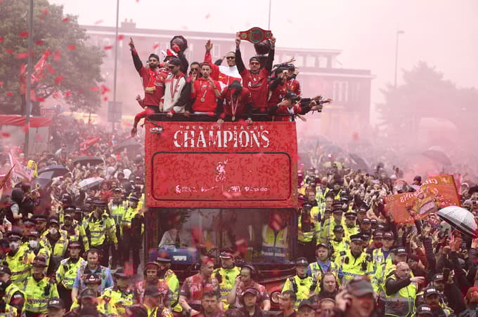 Nogometaši Liverpoola so naslov prvaka proslavili s parado po ulicah Liverpoola. 