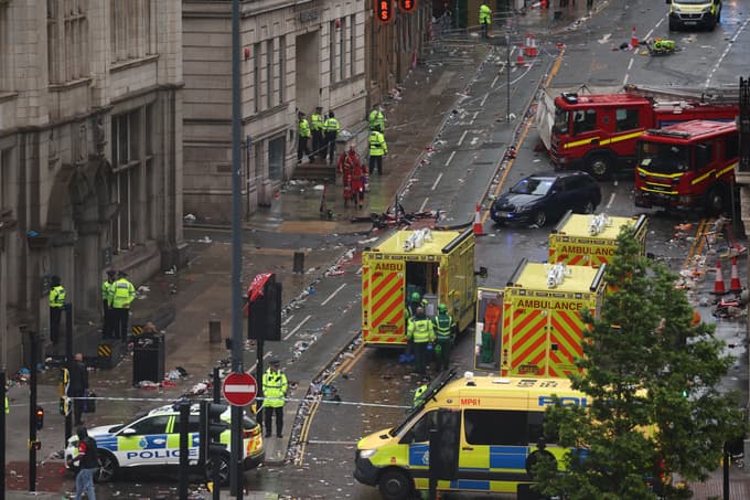 epa12137532 The scene where a car collided with Liverpool supporters during the trophy parade in Liverpool city centre, Britain, 26 May 2025. A man has been detained after the collision with a number of pedestrians during Liverpool FC's victory parade, Merseyside Police said. EPA/ADAM VAUGHAN