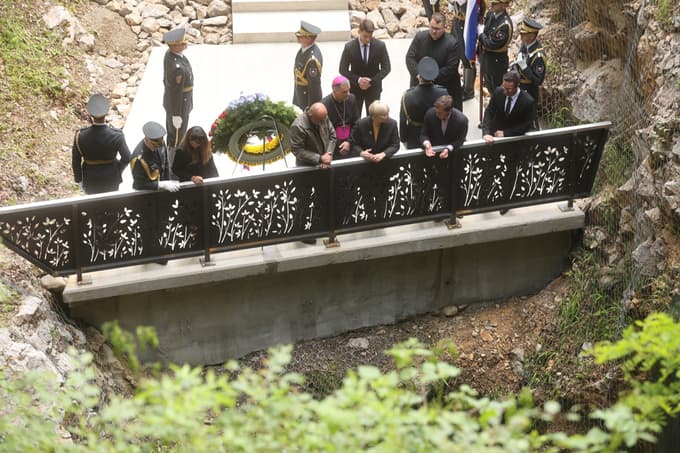 (FOTO) Predsednica republike se je poklonila žrtvam povojnih pobojev v Kočevskem rogu