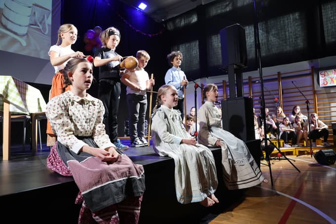 (FOTO) Osnovna šola Kamnica praznuje 50 let v sedanji stavbi in 225 let šolstva v kraju: Prostor povezovanja in učenja