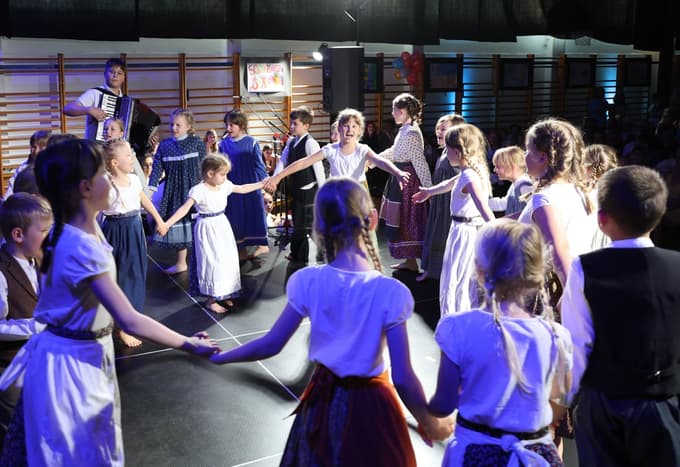 Maribor - Kamnica - Osnovna šola - Osnovna šola Kamnica v letošnjem letu obeležuje 50 let predajanja znanja, 225 let šolstva v Kamnici. Ob tej priložnosti vas vljudno vabimo na šolsko prireditev, ki bo obeležila ta pomemben jubilej.