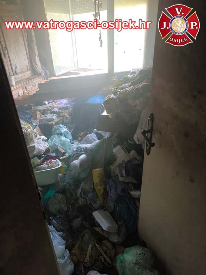 (FOTO) Gasilcem ni uspelo preprečiti tragedije, v požaru zgoreli mama in hči