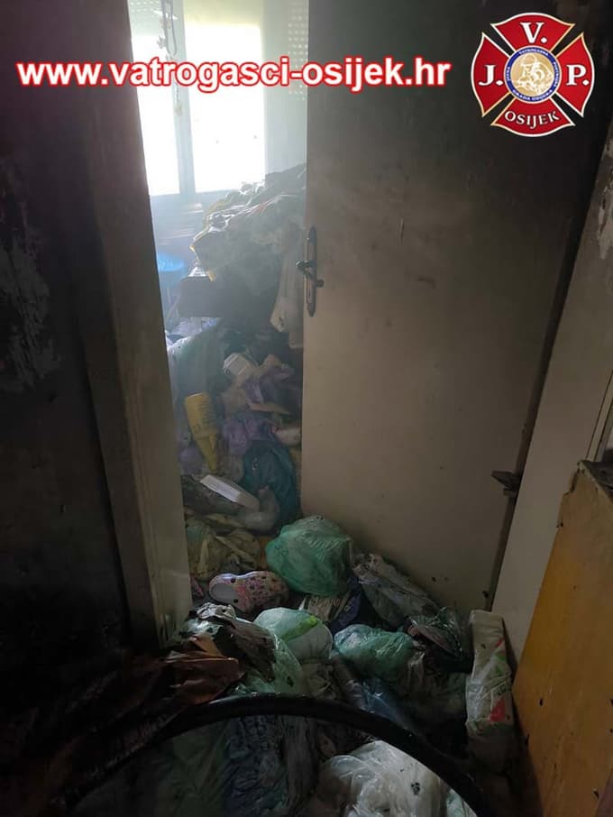 (FOTO) Gasilcem ni uspelo preprečiti tragedije, v požaru zgoreli mama in hči