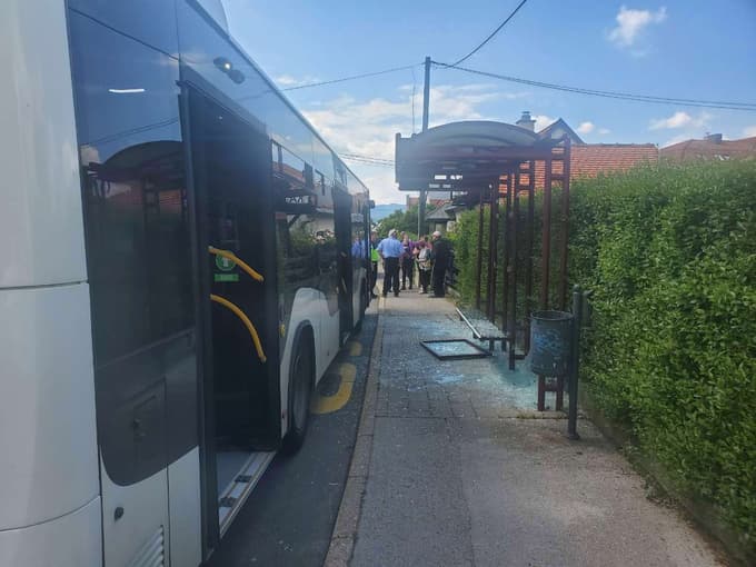 Po nesreči na avtobusni postaji na Pobrežju: Voznik preblizu robnika, nadstrešnice preblizu ceste?