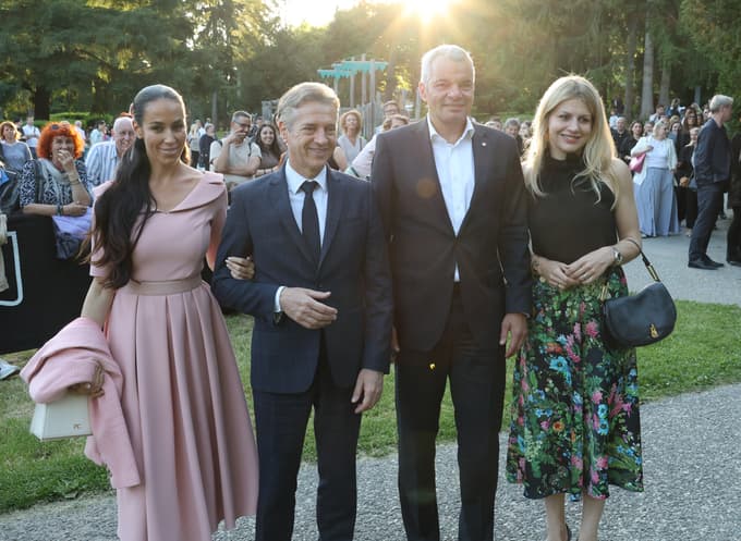 Na povabilo župana Maribora Saše Arsenoviča, ob njem soproga Katja Arsenovič, je na Operno noč prišel tudi Robert Golob s partnerko Tino Gaber.