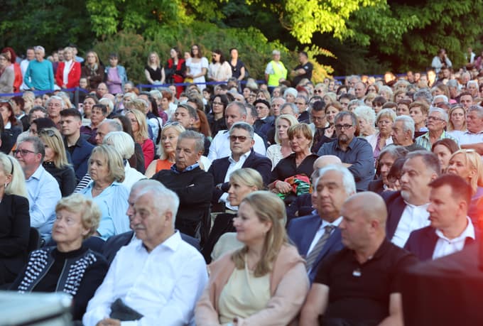(FOTO in VIDEO) V petek zvečer vsi v Mestnem parku: V Mariboru že deseta Operna noč