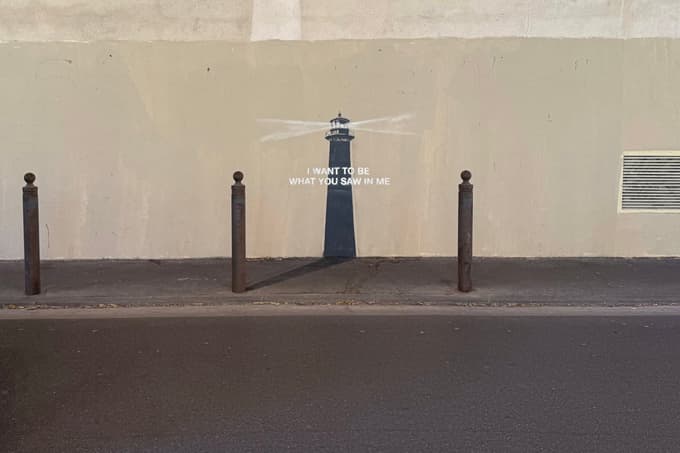 (FOTO) To je najnovejši Banksy: Katero mesto je bogatejše za umetnino tega uličnega umetnika