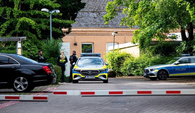 Policijsko vozilo pred bolnišnico, v kateri je izbruhnil požar.