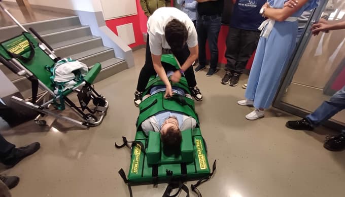 Postopki za namestitev osebe na evakuacijsko blazino