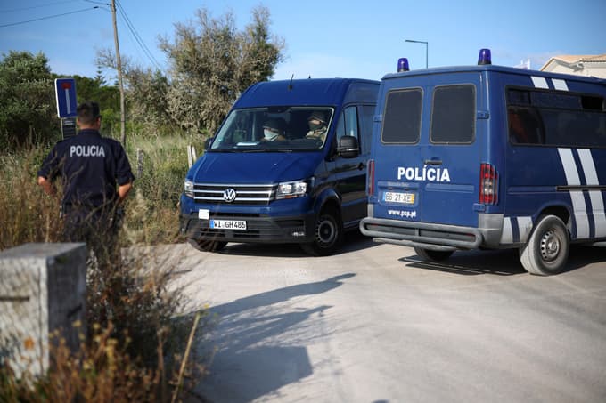 Na Portugalskem so policisti danes že začeli prečesavati teren v bližini letovišča, kjer je izginila Madeleine McCann. 