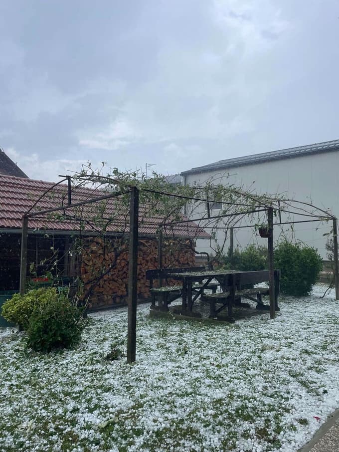 (FOTO in VIDEO) Pobeljeni travniki in ceste: Huda ura na Goričkem, klestila je kot tenis žogica velika toča