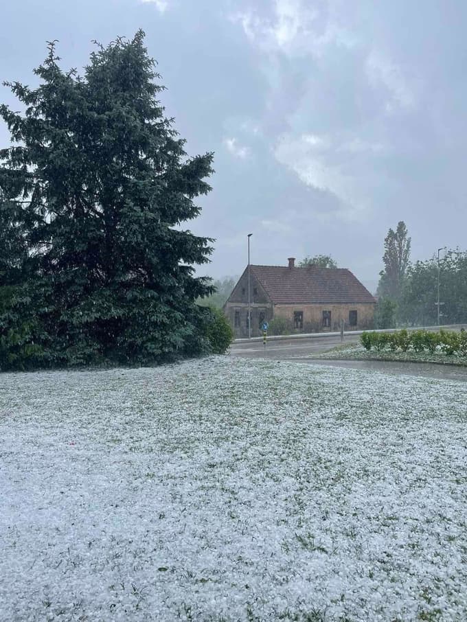 (FOTO in VIDEO) Pobeljeni travniki in ceste: Huda ura na Goričkem, klestila je kot tenis žogica velika toča