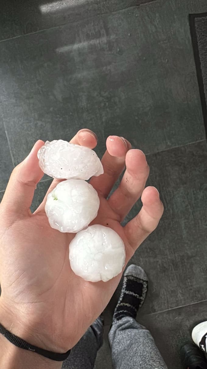 (FOTO in VIDEO) Pobeljeni travniki in ceste: Huda ura na Goričkem, klestila je kot tenis žogica velika toča