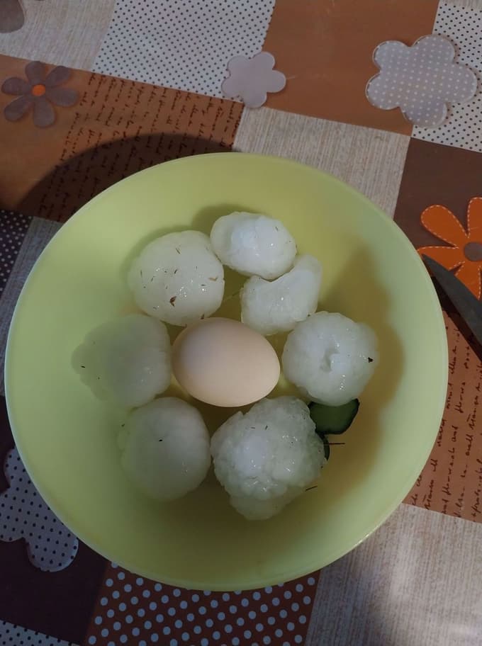 (FOTO in VIDEO) Pobeljeni travniki in ceste: Huda ura na Goričkem, klestila je kot tenis žogica velika toča