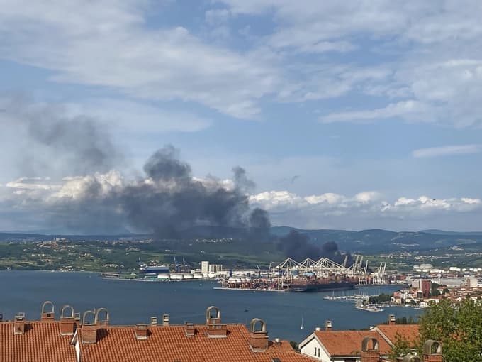 (FOTO in VIDEO) Črn, gost dim daleč naokrog: Zagorelo na deponiji Marjetica na Serminu. Materialna škoda je velika
