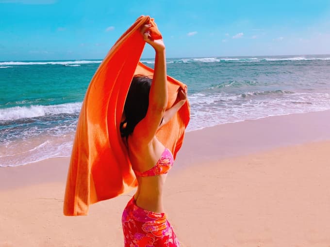 Oranžne kopalke, pareo, natikači, klobuki, sončna očala, modni dodatki. Ta barva vpije: Življenje je lepo!