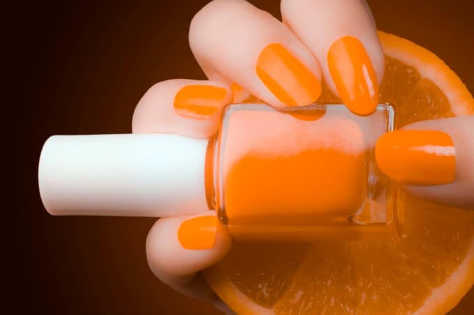 Če ste pri uporabi drznejših odtenkov bolj sramežljivi, lahko spogledovanja z oranžno začnete z lakom za nohte ali šminko.