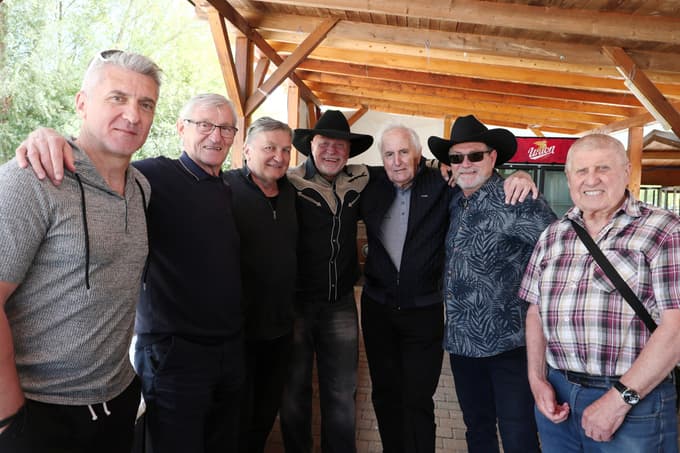 Nekdanji asi nogometnih igrišč, od leve: Marinko Galič, Vojislav Simeunović in Branko Horjak, v družbi nogometnih prijateljev