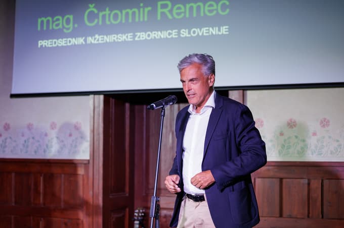 Predsednik Inženirske zbornice Slovenije Črtomir Remec je v nagovoru poudaril, da dogodek ni bil le podelitev priznanj, temveč simbolni korak v podporo prihodnjim generacijam inženirk in inženirjev.