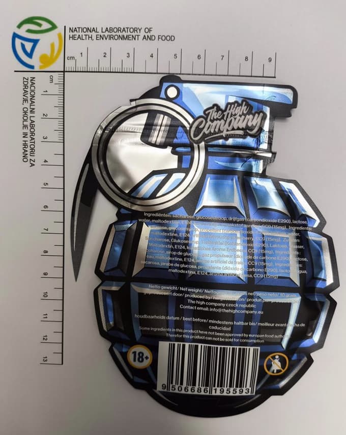 (FOTO) Ljubljana: Mladoletna oseba končala v bolnišnici zaradi zastrupitve s pokajočimi kristalčki z okusom jagode