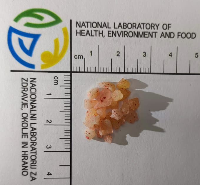 (FOTO) Ljubljana: Mladoletna oseba končala v bolnišnici zaradi zastrupitve s pokajočimi kristalčki z okusom jagode