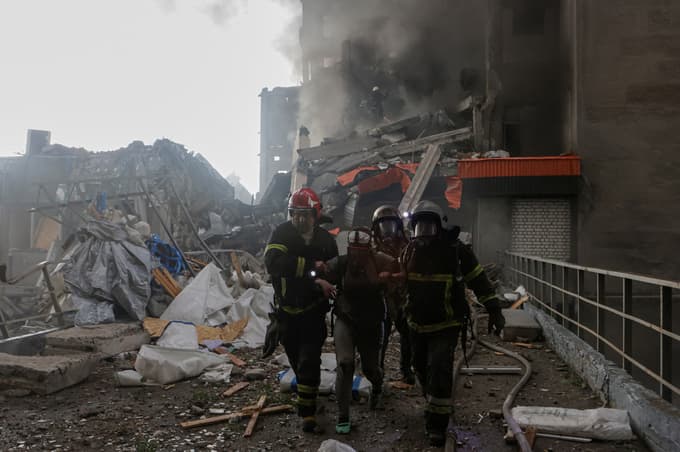 (FOTO) V silovitih ruskih napadih na Ukrajino znova ubitih več ljudi