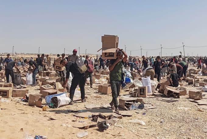 V izraelskem napadu blizu centra za delitev pomoči mrtvi in ranjeni